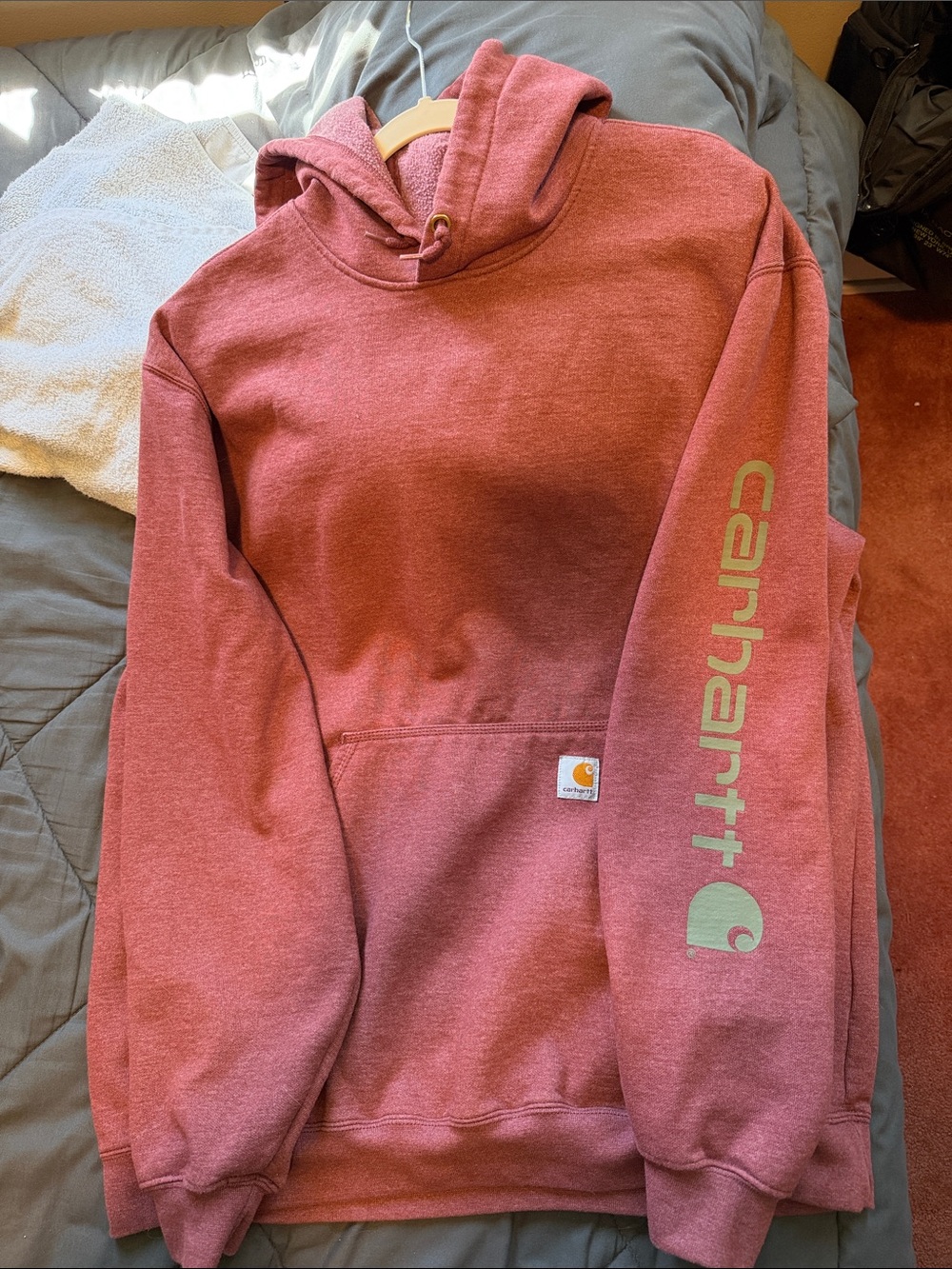 Carhartt Hooded Sweatshirt in Rose-Mauve with Sleeve Script